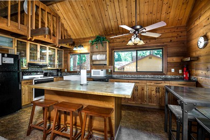 Beautiful Cabin with Pool, Tennis Court and Amazing Outdoor Area in Groveland, California - Groveland, California - glamping.directory