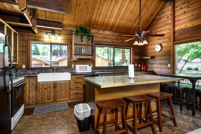 Beautiful Cabin with Pool, Tennis Court and Amazing Outdoor Area in Groveland, California - Groveland, California - glamping.directory