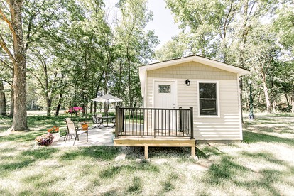 Cozy Secluded Cabin near Owensville, Missouri - Ideal for a Relaxing Glamping Getaway with Your Loved One - glamping.directory