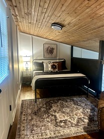 Tranquil Wooded Cabin Retreat with Private Hot Tub & Fire Pit Near Gentry, Arkansas - Gentry, Arkansas - glamping.directory