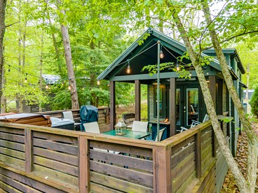 Stunning Cottage Nestled Amidst Trees with Fire Pit in Monteagle, Tennessee - Monteagle, Tennessee - glamping.directory