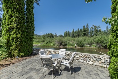 Beautiful Log Cabin with Hot Tub on Deck and Luxury Amenities for Large Groups and Families on Wenatchee River, Washington - Leavenworth, Washington - glamping.directory