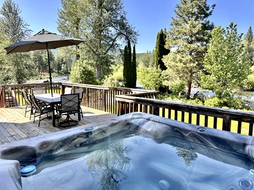 Beautiful Log Cabin with Hot Tub on Deck and Luxury Amenities for Large Groups and Families on Wenatchee River, Washington - Leavenworth, Washington - glamping.directory