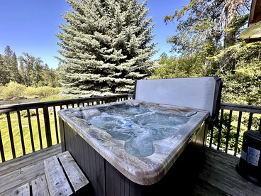Beautiful Log Cabin with Hot Tub on Deck and Luxury Amenities for Large Groups and Families on Wenatchee River, Washington - Leavenworth, Washington - glamping.directory
