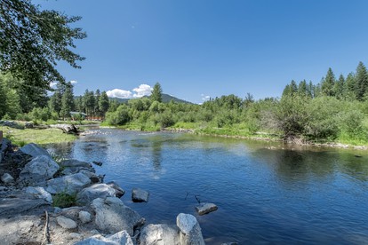 Beautiful Log Cabin with Hot Tub on Deck and Luxury Amenities for Large Groups and Families on Wenatchee River, Washington - Leavenworth, Washington - glamping.directory