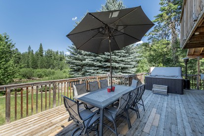 Beautiful Log Cabin with Hot Tub on Deck and Luxury Amenities for Large Groups and Families on Wenatchee River, Washington - Leavenworth, Washington - glamping.directory
