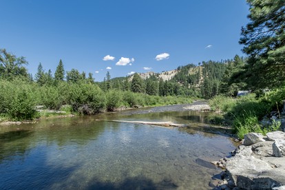 Beautiful Log Cabin with Hot Tub on Deck and Luxury Amenities for Large Groups and Families on Wenatchee River, Washington - Leavenworth, Washington - glamping.directory