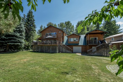 Beautiful Log Cabin with Hot Tub on Deck and Luxury Amenities for Large Groups and Families on Wenatchee River, Washington - glamping.directory