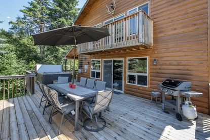 Beautiful Log Cabin with Hot Tub on Deck and Luxury Amenities for Large Groups and Families on Wenatchee River, Washington - Leavenworth, Washington - glamping.directory