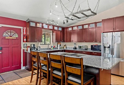 Beautiful Pet Friendly Cabin with a Private Hot Tub Nestled in the Ponderosa Pines, Perfect for a Family Getaway to Flagstaff - Flagstaff, Arizona - glamping.directory