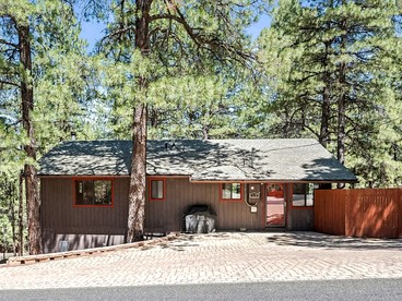 Beautiful Pet Friendly Cabin with a Private Hot Tub Nestled in the Ponderosa Pines, Perfect for a Family Getaway to Flagstaff - Flagstaff, Arizona - glamping.directory