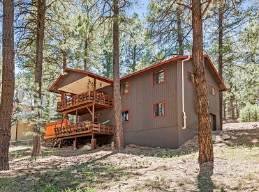 Beautiful Pet Friendly Cabin with a Private Hot Tub Nestled in the Ponderosa Pines, Perfect for a Family Getaway to Flagstaff - glamping.directory