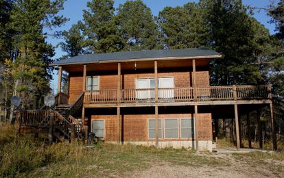 Family-Friendly Cabin with a Spacious Deck in Terry Peak, South Dakota - Lead, South Dakota - glamping.directory