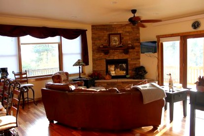 Family-Friendly Cabin with a Spacious Deck in Terry Peak, South Dakota - Lead, South Dakota - glamping.directory