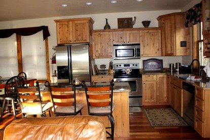 Family-Friendly Cabin with a Spacious Deck in Terry Peak, South Dakota - Lead, South Dakota - glamping.directory