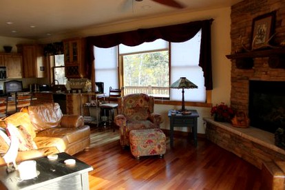 Family-Friendly Cabin with a Spacious Deck in Terry Peak, South Dakota - Lead, South Dakota - glamping.directory