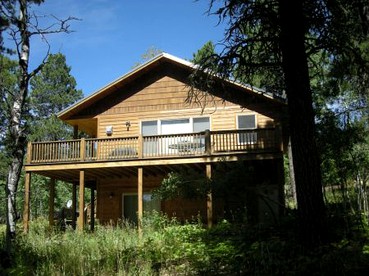 Family-Friendly Cabin with a Spacious Deck in Terry Peak, South Dakota - glamping.directory