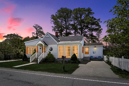Creekside Cottage with Sunroom and Fire Pit - with Plenty of Outdoor Space Near Assateague Island in Chincoteague, VA - glamping.directory