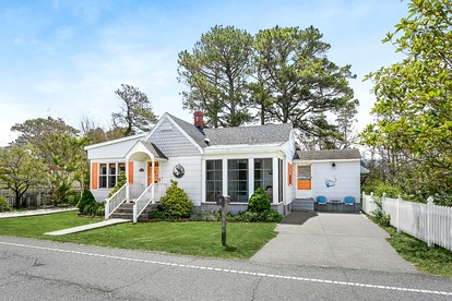 Creekside Cottage with Sunroom and Fire Pit - with Plenty of Outdoor Space Near Assateague Island in Chincoteague, VA - Chincoteague, Virginia - glamping.directory