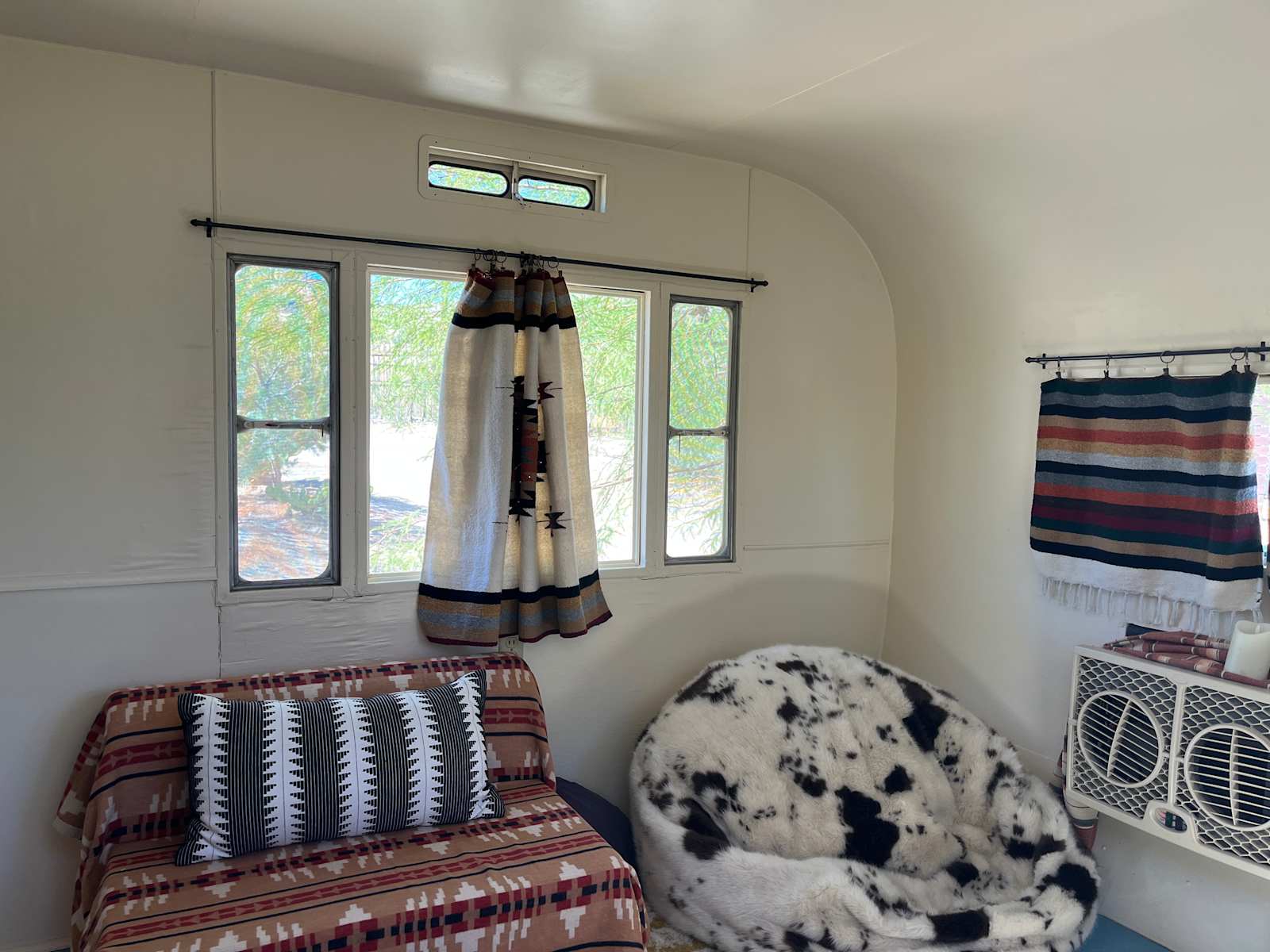 Casa Cobalt Desert Trailer - Yucca Valley, California - glamping.directory