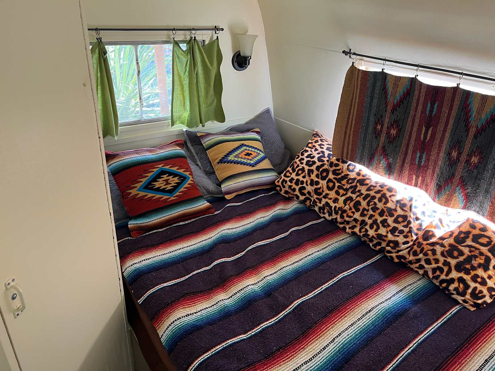 Casa Cobalt Desert Trailer - Yucca Valley, California - glamping.directory