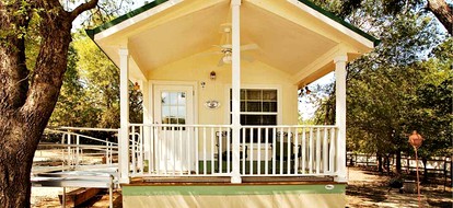 Cozy Cottage with a Shared Hot Tub near Fort Worth, Texas - Denton, Texas - glamping.directory