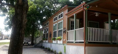 Cozy Cottage with a Shared Hot Tub near Fort Worth, Texas - glamping.directory