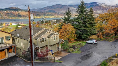 Wonderful Cottage with Incredible Views in Hood River, Oregon - Hood River , Oregon - glamping.directory