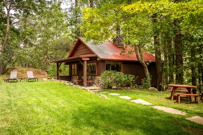 Secluded Cabin Rental for Group Vacation in Oak Creek Canyon - glamping.directory