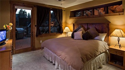 Stately Cabin for a Group Getaway to Steamboat Ski Resort in Colorado - Steamboat Springs, Colorado - glamping.directory