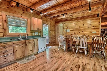 Group Spacious Cabin with Hot-Tub and Picnic Areas in Ohio - Rockbridge, Ohio - glamping.directory