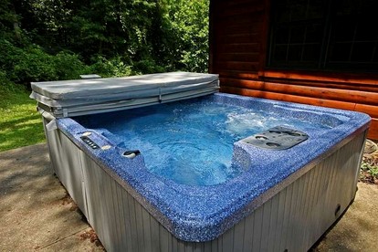 Group Spacious Cabin with Hot-Tub and Picnic Areas in Ohio - Rockbridge, Ohio - glamping.directory