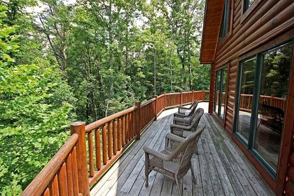 Group Spacious Cabin with Hot-Tub and Picnic Areas in Ohio - Rockbridge, Ohio - glamping.directory