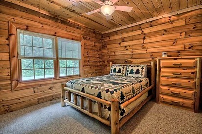 Group Spacious Cabin with Hot-Tub and Picnic Areas in Ohio - Rockbridge, Ohio - glamping.directory