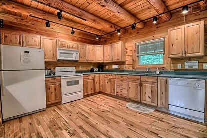 Group Spacious Cabin with Hot-Tub and Picnic Areas in Ohio - Rockbridge, Ohio - glamping.directory