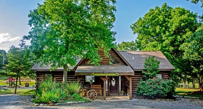 Family-Friendly Log Cabin with a Pool and Playground near the Ozarks, Missouri - Ridgedale, Missouri - glamping.directory