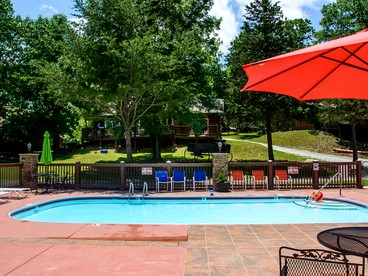 Family-Friendly Log Cabin with a Pool and Playground near the Ozarks, Missouri - Ridgedale, Missouri - glamping.directory