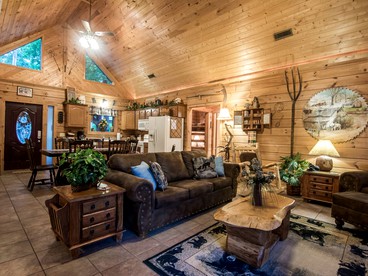 Family-Friendly Log Cabin with a Pool and Playground near the Ozarks, Missouri - Ridgedale, Missouri - glamping.directory