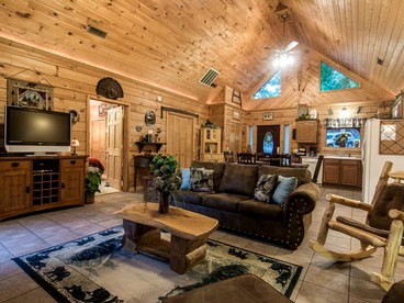 Family-Friendly Log Cabin with a Pool and Playground near the Ozarks, Missouri - Ridgedale, Missouri - glamping.directory