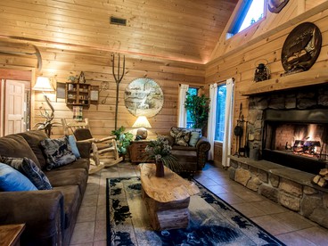 Family-Friendly Log Cabin with a Pool and Playground near the Ozarks, Missouri - Ridgedale, Missouri - glamping.directory