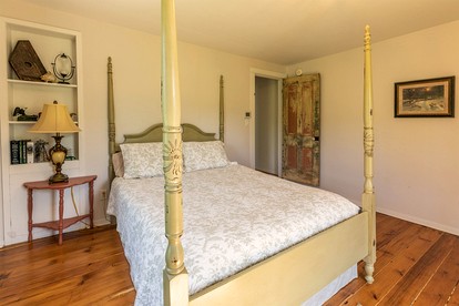 Peaceful and Serene Farmstead Retreat with Horseback Riding in Stockton, Illinois, Perfect for a Family Getaway - Stockton, Illinois - glamping.directory