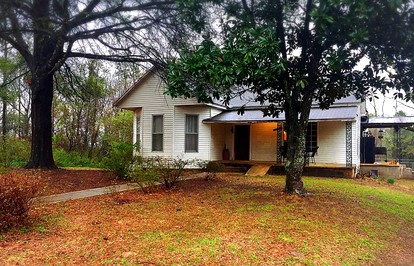 Serene Cottage Rental with a Fireplace near Fosters, Alabama - glamping.directory