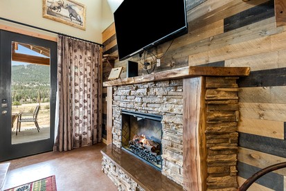 Idyllic Retreat with Private Hot Tub near Rocky Mountain National Park and Estes Park, Colorado - Estes Park, Colorado - glamping.directory