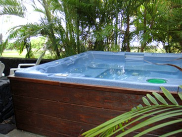 Luxury Oceanside Cabin Rental on the Kona Coast of Hawaii Island - Captain Cook, Hawaii - glamping.directory
