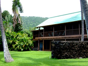Luxury Oceanside Cabin Rental on the Kona Coast of Hawaii Island - Captain Cook, Hawaii - glamping.directory