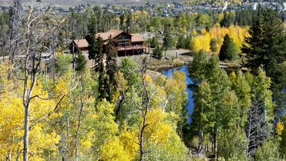 Stunning Mountainside Weekend Getaway on Private Lake near Denver, Colorado - Silverthorne, Colorado - glamping.directory