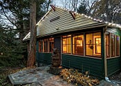Historic Mountain Cottage Rental with Classic and Modern Features in Somerset, Pennsylvania - Somerset, Pennsylvania - glamping.directory