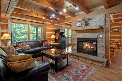 Amazing Wooden Cabin with Hot-tub and Game Room in Sevierville, Tennessee - Sevierville, Tennessee - glamping.directory