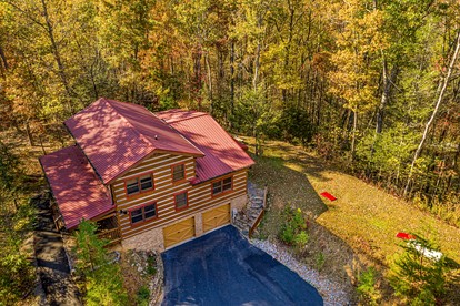 Amazing Wooden Cabin with Hot-tub and Game Room in Sevierville, Tennessee - glamping.directory