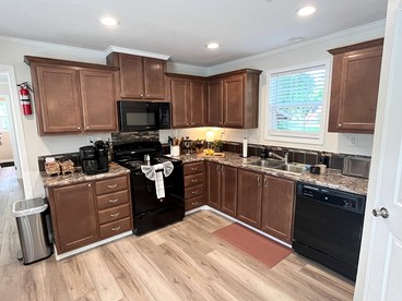 Spacious Modern Cabin on Toledo Bend Lake with Gorgeous Deck and Patio for an Amazing Family Getaway in Hemphill, Texas - Hemphill, Texas - glamping.directory